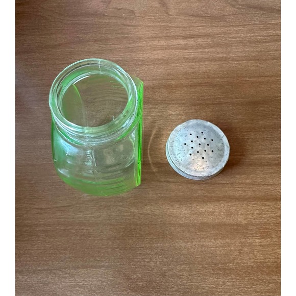 Uranium glass salt shaker with removable metal lid rare Hocking glass - Picture 6 of 10